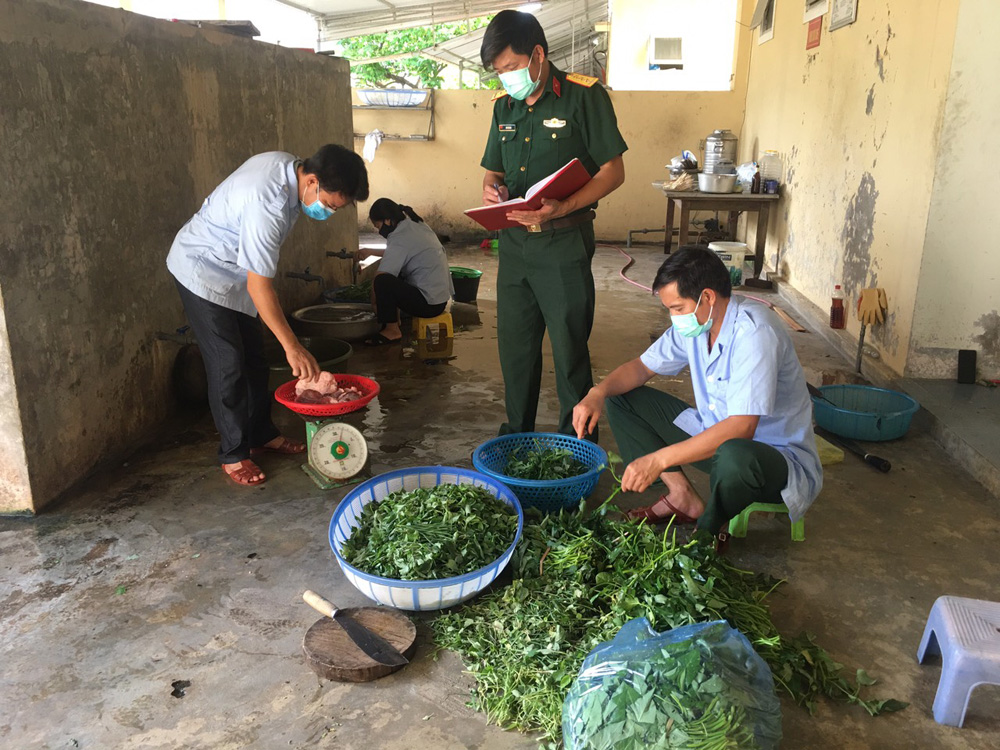 “Anh nuôi” thầm lặng chống dịch

